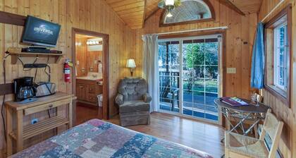 Garden Studio Cabin w/ peek-a-boo views - 1 min walk to beach!