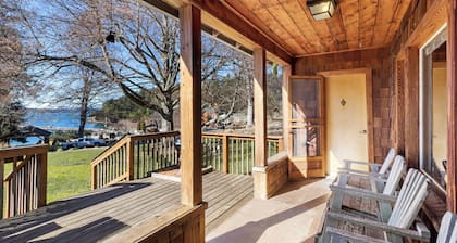 3BR Ocean View Farmhouse - 1 min walk to prime west-facing beach!