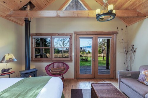 Partial View Cabin w/ Hot Tub - 2 min walk to west-facing beach!