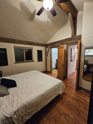 4 bedrooms, desk, iron/ironing board, free WiFi