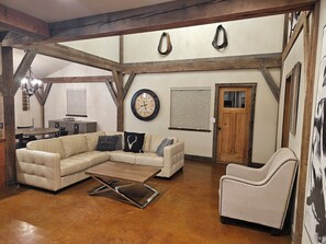 Smart-tv, eldstad och dvd-spelare