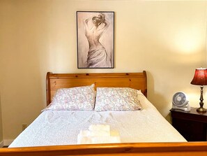 1 bedroom, iron/ironing board, WiFi, bed sheets - The SQL: Guest Place (Lynnwood)
