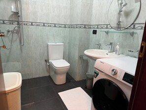 Dusche, Haartrockner, Bidet, Handtücher