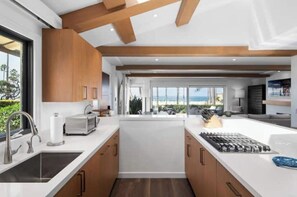 Fridge, microwave, oven, stovetop - La Jolla Shores Beachfront Bliss with AC (San Diego)