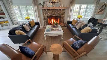 TV connectée, cheminée, baby-foot, table de tennis de table