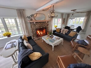 Smart-tv, eldstad, bordsfotboll och ett bordtennisbord