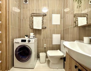 Hair dryer, towels, soap, shampoo - Charming studio Merenga in wonderful Almaty with WiFi, AC (Almaty)