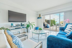 Smart TV - OCEANIA-SUPERB EAGLE BEACH FRONT VIEW CONDO (Oranjestad)