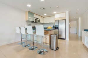 Fridge, microwave, oven, stovetop - OCEANIA-SUPERB EAGLE BEACH FRONT VIEW CONDO (Oranjestad)