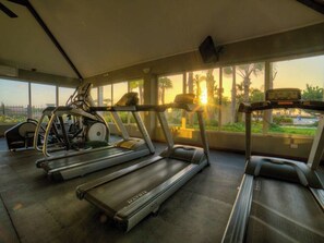 Fitness facility - OCEANIA-SUPERB EAGLE BEACH FRONT VIEW CONDO (Oranjestad)