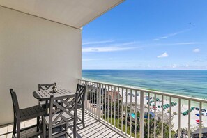 Outdoor dining - New Remodel Leeward Key 1002| 2Bed/2 Bath| Large Corner Unit| Beach Service (Miramar Beach)