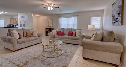 Cozy Fall Home! Fast Wi-Fi, & Free Snacks!