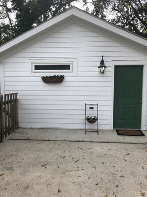 Exterior detail - Perfect studio for travel or work! 5 minutes to the beach! (Mount Pleasant)