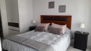1 habitación, tabla de planchar con plancha, wifi y ropa de cama 