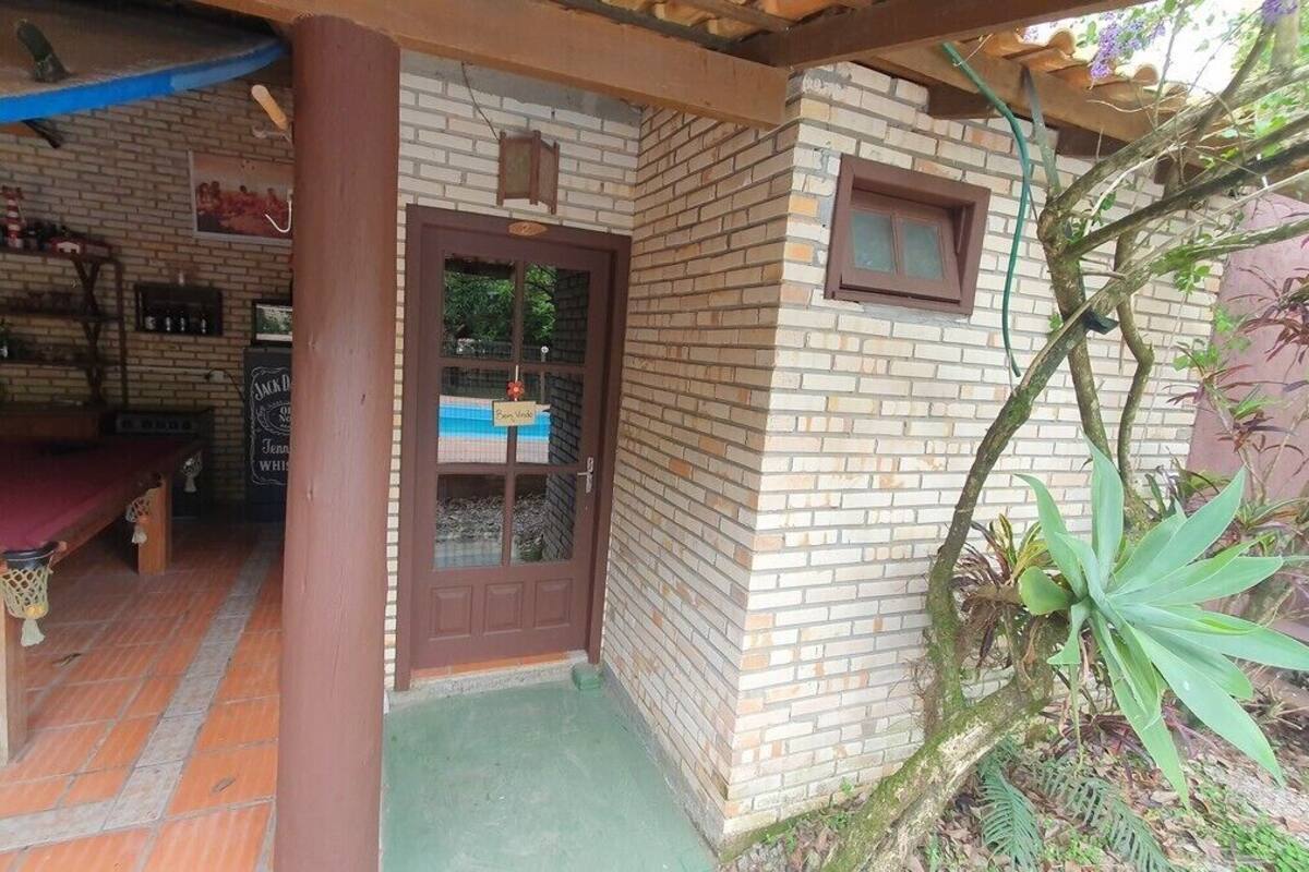 Un petit bâtiment en briques, avec une porte en bois et une petite fenêtre.