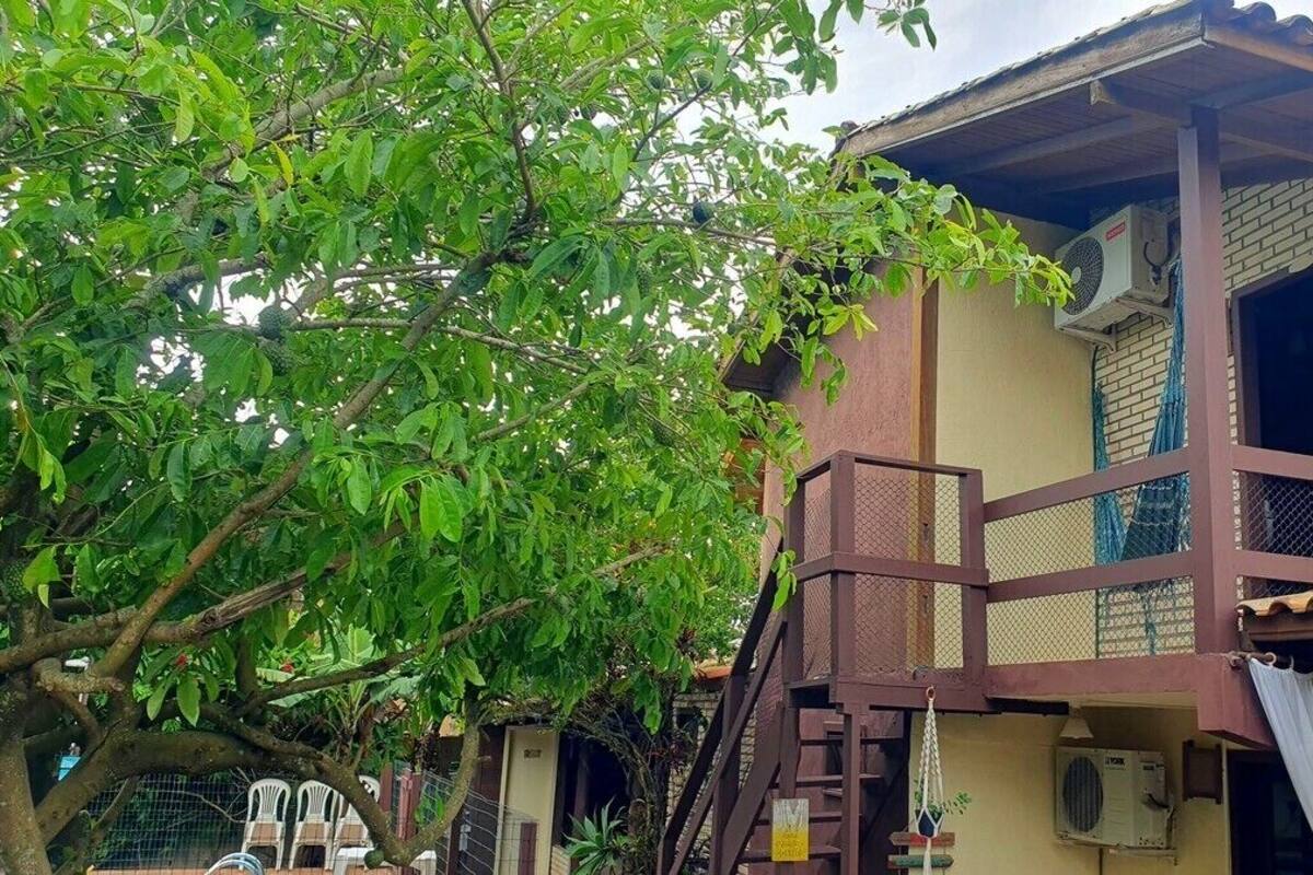 Un bâtiment à deux étages doté d’un balcon, d’un escalier et d’une enseigne indiquant qu’il s’agit d’un restaurant.