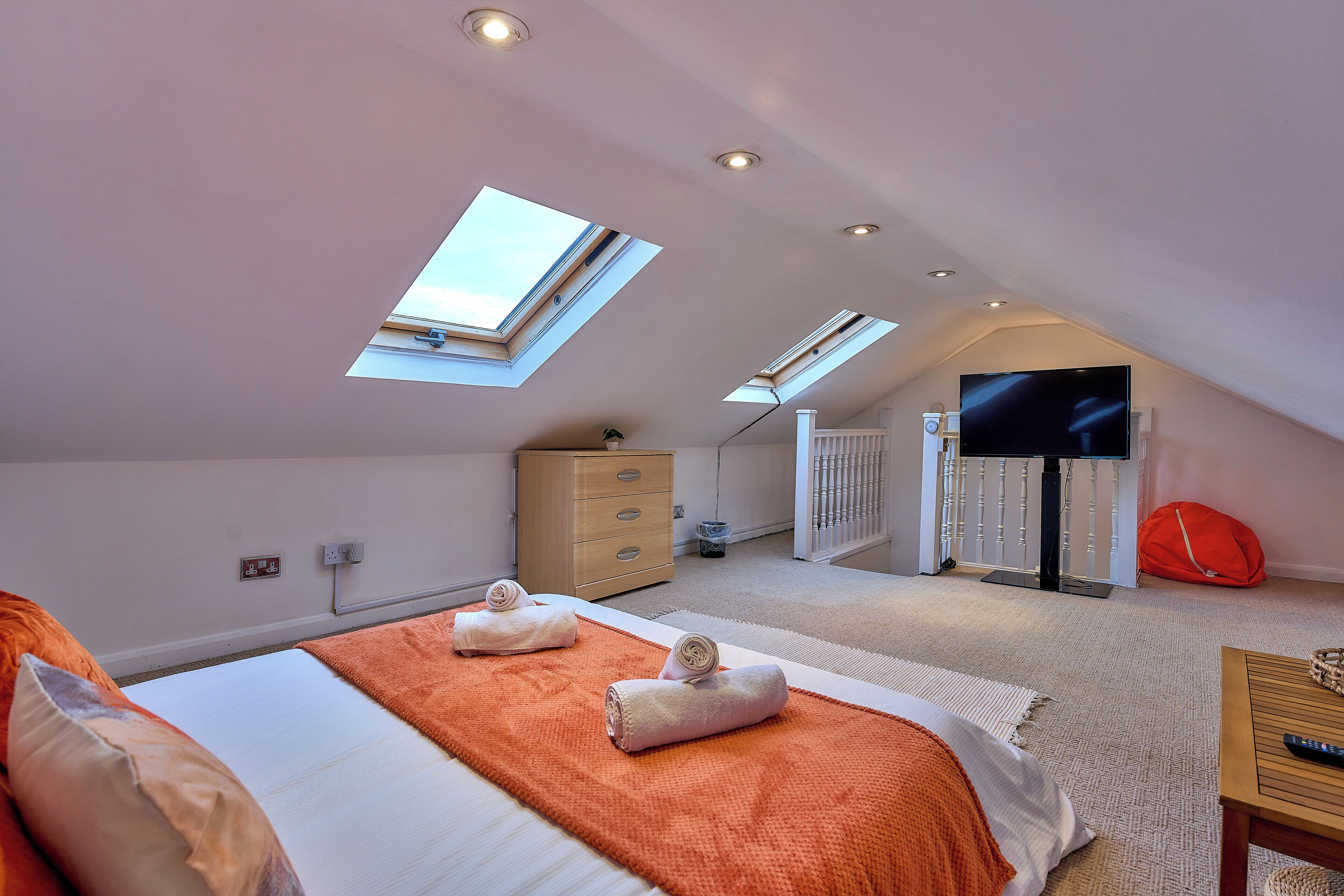 6 bedrooms, iron/ironing board, WiFi, bed sheets