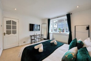 6 bedrooms, iron/ironing board, WiFi, bed sheets