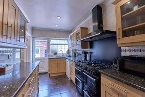 Private kitchen - 6 bedroom Town House in Slough Central (Slough)