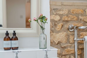Interior - Charming cosy cottage w/babbling brook, in heart of the Cotswolds, w/parking.  (Blockley)