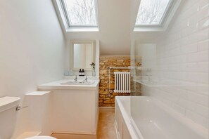 Haartrockner, Handtücher, Seife, Toilettenpapier