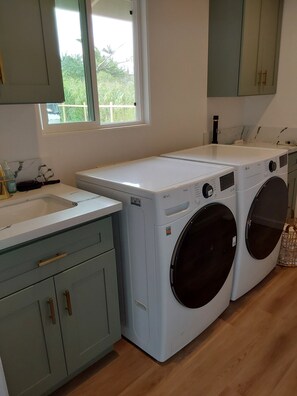 Interior - King size Bedroom for Vacation/Delightful house with WiFi in charming Pāhoa (Pahoa)