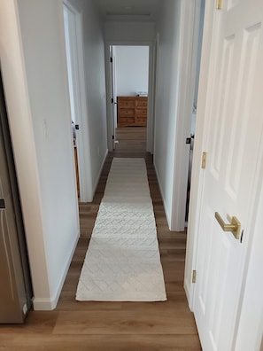 Interior - King size Bedroom for Vacation/Delightful house with WiFi in charming Pāhoa (Pahoa)