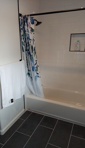 Serviettes fournies, savon, papier toilette