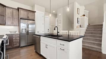 Townhome, Multiple Beds, Patio, Mountain View (1498 Harebell Street) | Private kitchen | Fridge, microwave, oven, stovetop