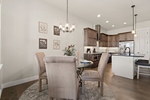 Townhouse, Beberapa Tempat Tidur, patio, pemandangan gunung (1498 Harebell Street) | Tempat makan