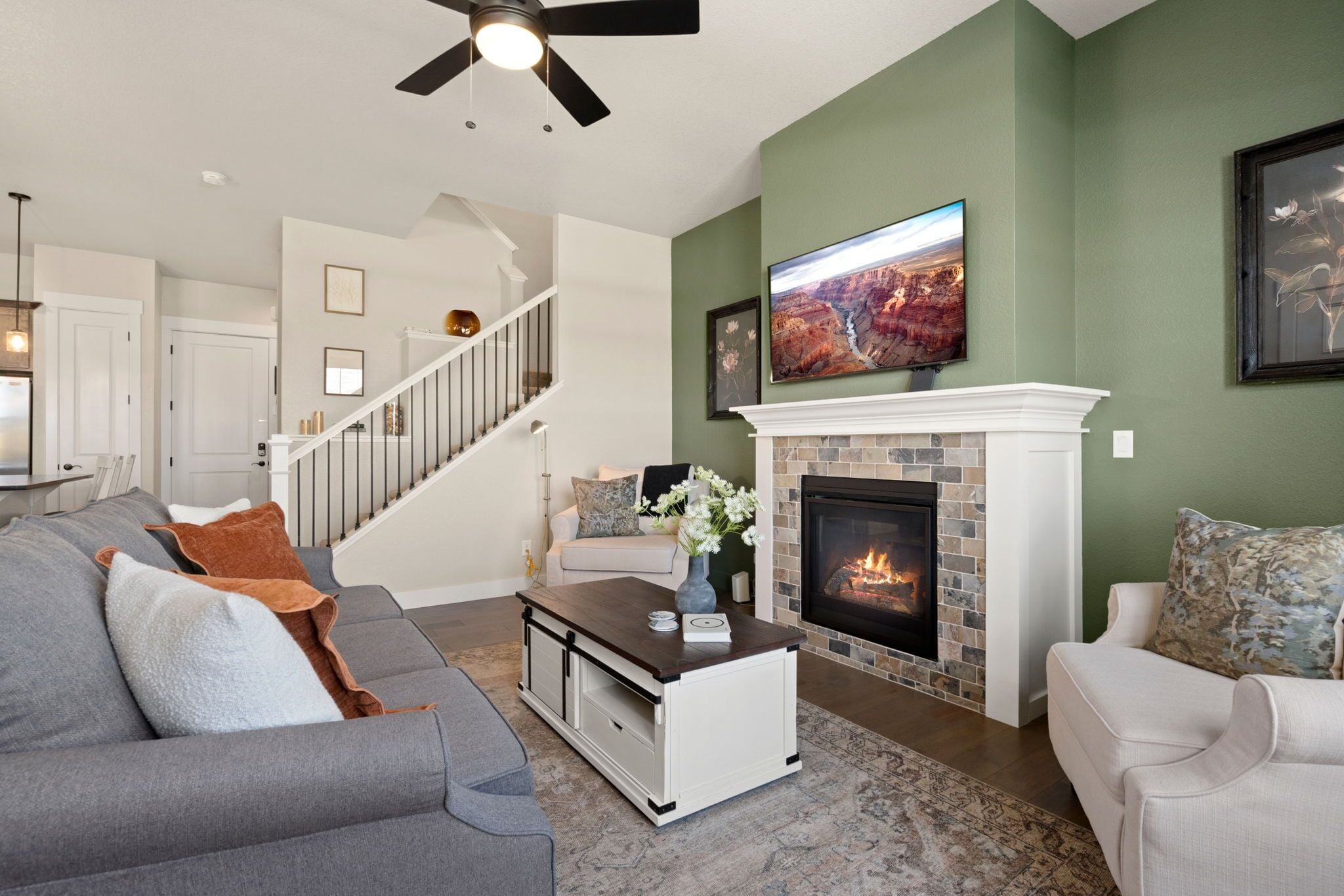 Townhome - flera sängar - uteplats - utsikt mot bergen (1498 Harebell Street) | Vardagsrum | 42-tums platt-tv med digitalkanaler och eldstad