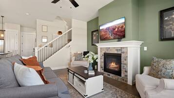 Townhome - flera sängar - uteplats - utsikt mot bergen (1498 Harebell Street) | Vardagsrum | 42-tums platt-tv med digitalkanaler och eldstad