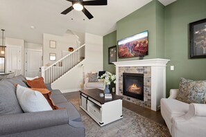 Townhome - flera sängar - uteplats - utsikt mot bergen (1498 Harebell Street) | Vardagsrum | 42-tums platt-tv med digitalkanaler och eldstad