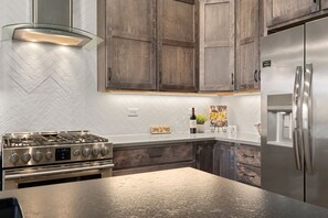 Byhus - flere senge - terrasse - bjergudsigt (1498 Harebell Street) | Privat køkken | Køleskab, mikrobølgeovn, ovn, kogeplade