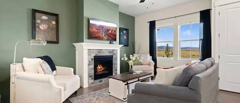 Stadtwohnung, Mehrere Betten, Terrasse, Bergblick (1498 Harebell Street) | Wohnbereich