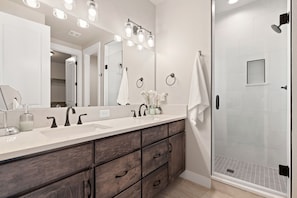 Pientalo, useita sänkyjä, patio, vuoristonäköala (1498 Harebell Street) | Kylpyhuone | Pyyhkeet