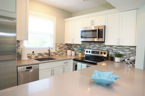 Microwave, oven, stovetop, dishwasher - Charming 2 Bedroom Condo in the Heart of Old Naples 3 Blocks from the Beach (Naples)