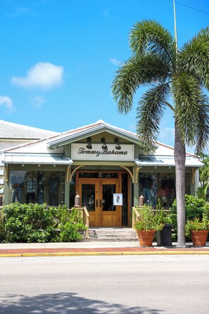 Exterior - Charming 2 Bedroom Condo in the Heart of Old Naples 3 Blocks from the Beach (Naples)