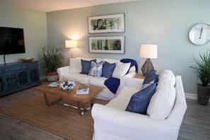 Smart TV - Charming 2 Bedroom Condo in the Heart of Old Naples 3 Blocks from the Beach (Naples)