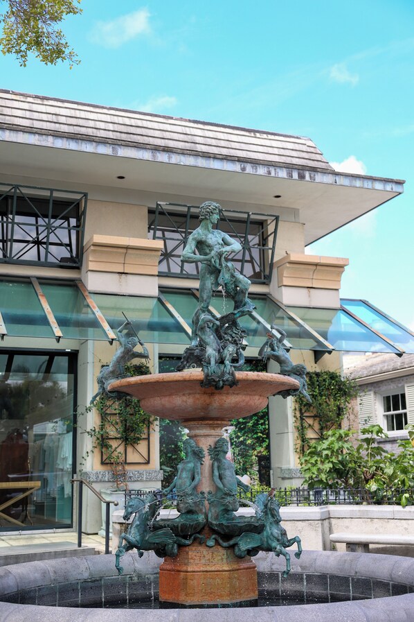 Exterior detail - Charming 2 Bedroom Condo in the Heart of Old Naples 3 Blocks from the Beach (Naples)