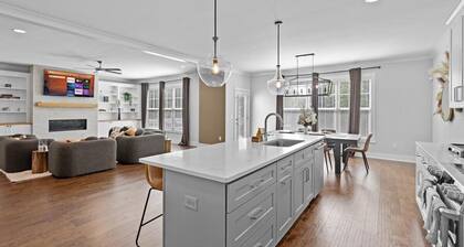 Luxurious, Sleeps 13, Pool Table & Game Room, Spacious, 5 mins to Uptown