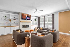 Smart TV, fireplace - Luxurious, Sleeps 13, Pool Table & Game Room, Spacious, 5 mins to Uptown (Charlotte)