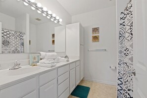 Hair dryer, towels, soap, shampoo - Rehoboth Beach Home that has It All (Rehoboth Beach)