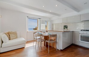 Fridge, stovetop, dishwasher