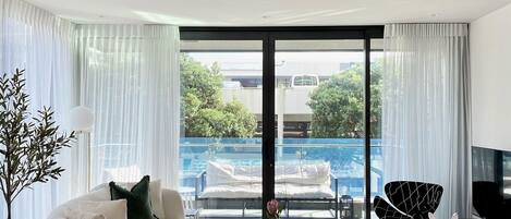 Smart TV, libros, oficina