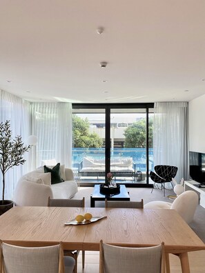 Smart-TV, bøker og kontorer