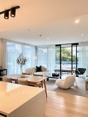 Smart-TV, bøker og kontorer