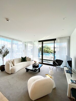 Smart-TV, bøker og kontorer