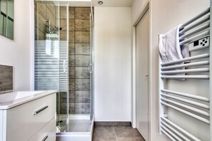 Dusche, Haartrockner, Handtücher