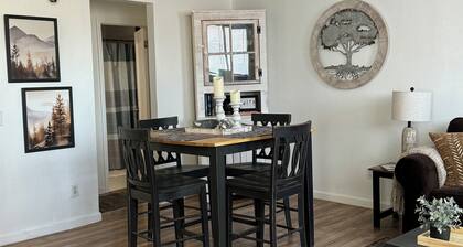 Farm house 2 bedrooms cottage in Upper Lake with WiFi, AC, and family-friendly.